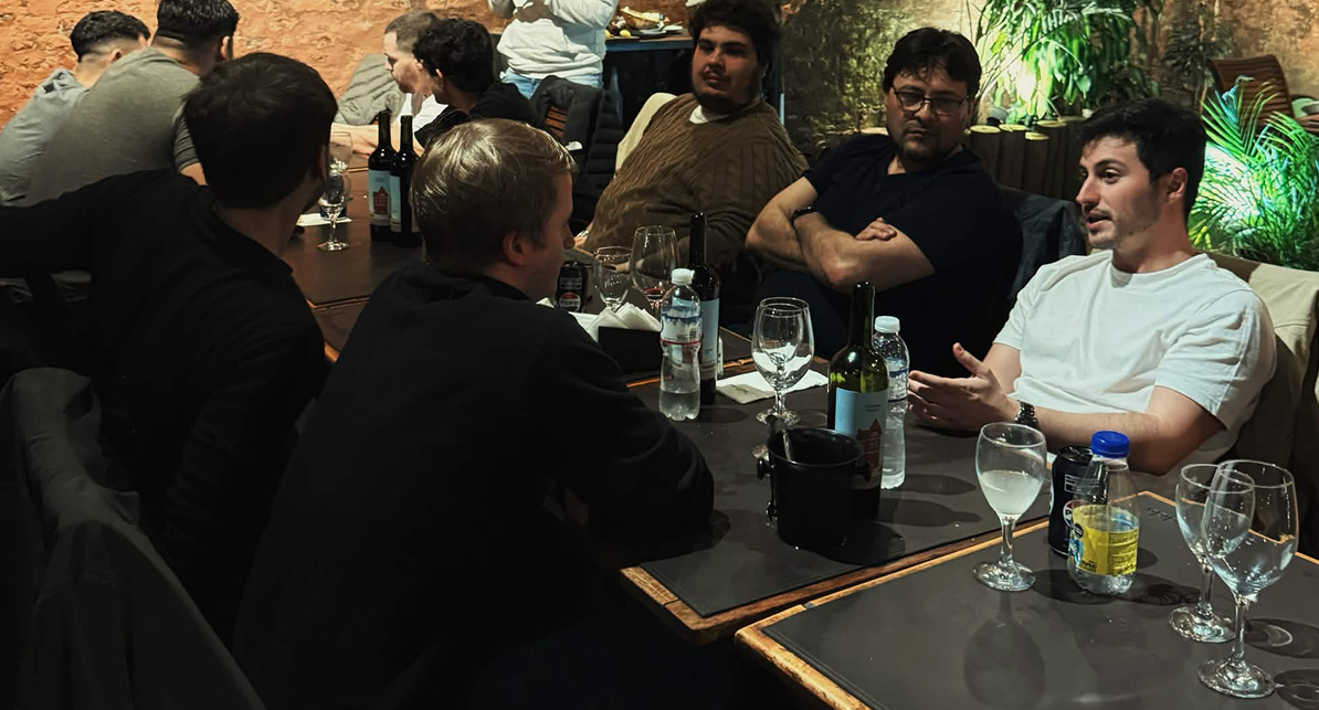 Builders de Coworkeando conversando durante una cena